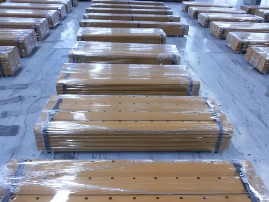 Cutting edges for earthmoving machines on pallets